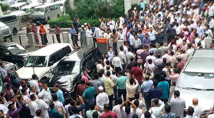 দাবি বিক্ষোভে অচলাবস্থা